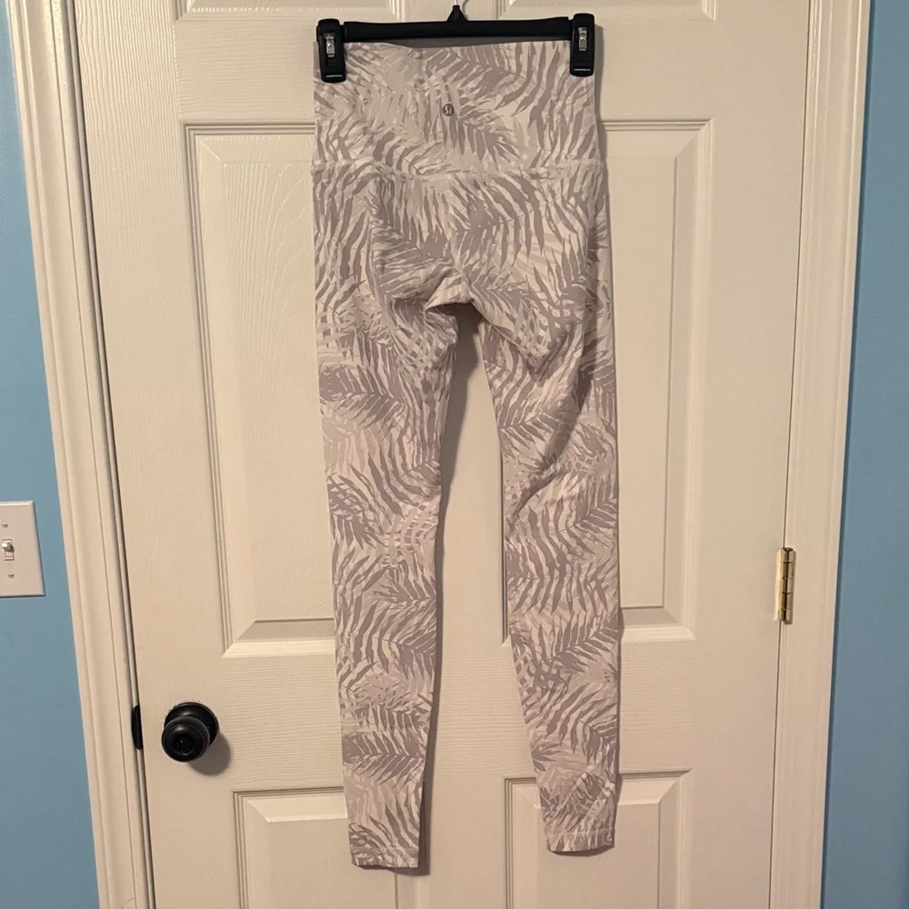 474 Lululemon Wunder Under High Rise LuxTreme – Palm Camo – Size 6